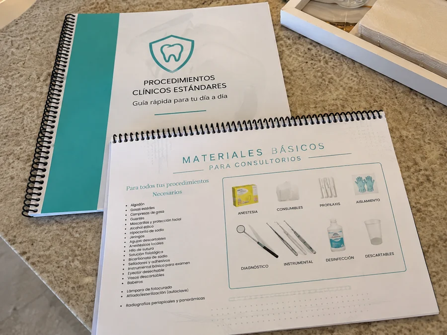 Carpetas impresas del kit: protocolos clinicos y lista de materiales basicos